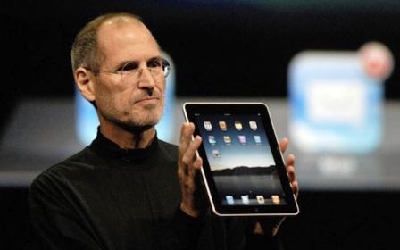 Apple iPad (на фото Стив Джобс с первой разработкой планшета)