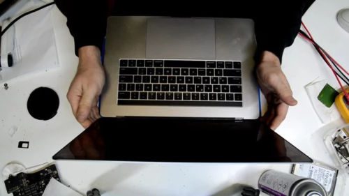 Ремонт MacBook Pro 15" — Замена клавиатуры и аккумулятора